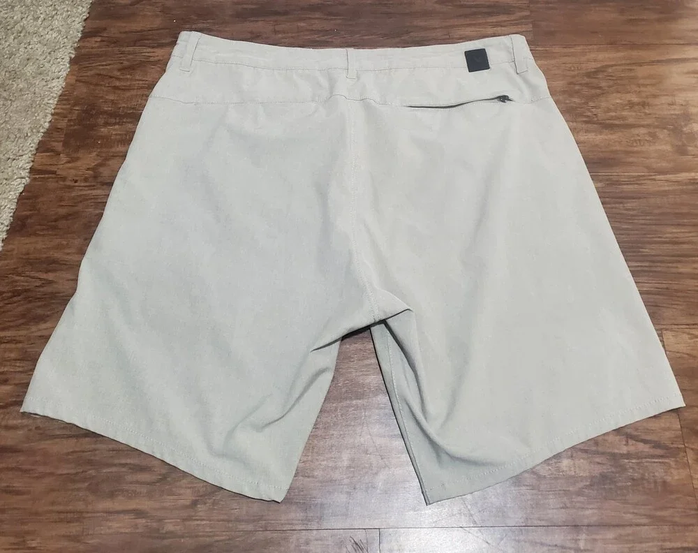 Vuori Mens beige Flat Front Shorts Size - 34 Fit Medium
